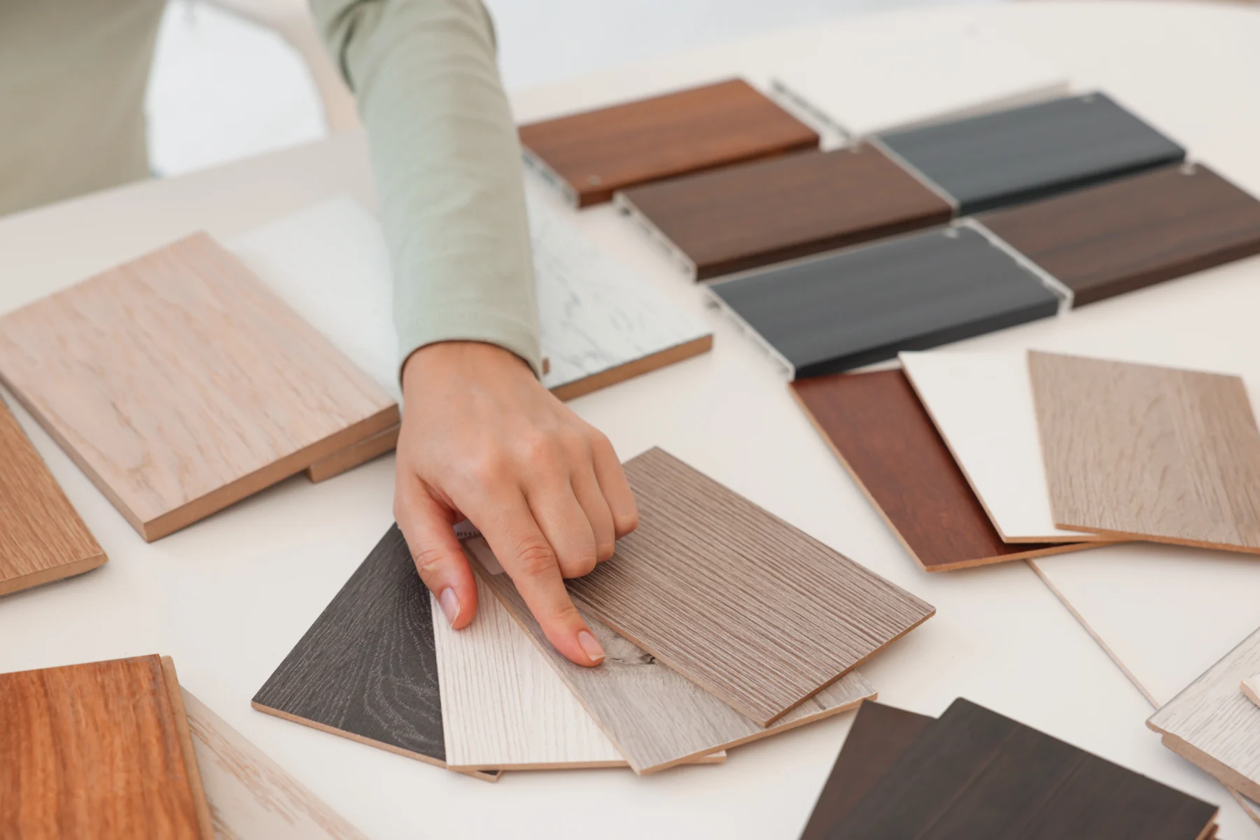 woman-choosing-wooden-flooring-among-different-sam-2026-01-09-11-52-19-utc