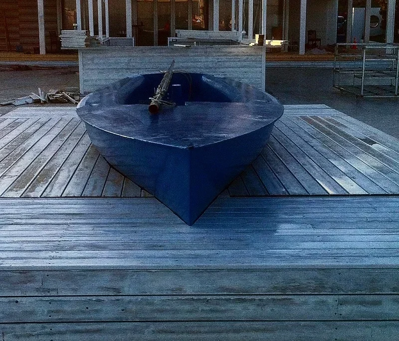 Επένδυση DECK απο φυσικό ξύλο στο κατάστημα LA NAVE στο Βόλο